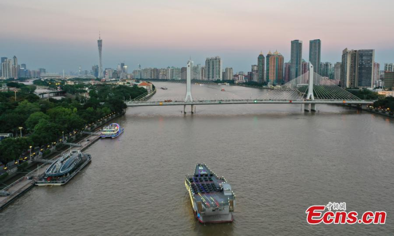 2022年7月12日，中国南方广东省广州市的航母主题游轮“蓝海豚16”号在珠江上航行。（照片：中新社/陈继民）