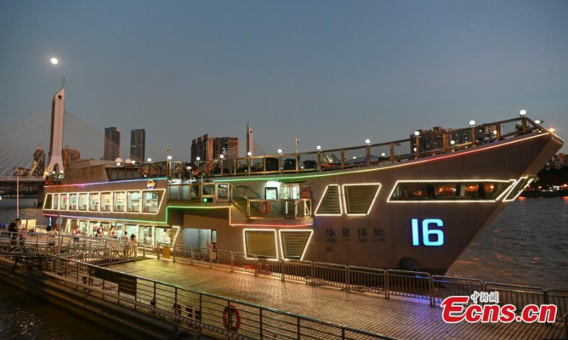 2022年7月12日，游客在中国南方广东省广州市珠江上登上航母主题游轮“蓝海豚16”号。（照片：中新社/陈继民）