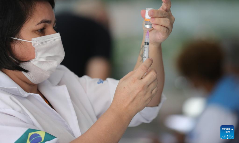 A medical worker prepares a dose of CoronaVac vaccine developed by Chinese laboratory Sinovac at a vaccination site in Rio De Janeiro, Brazil, on July 16, 2022. (Xinhua/Wang Tiancong)