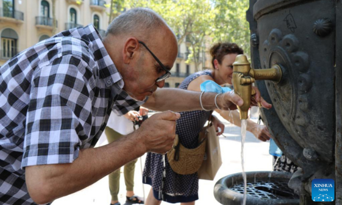 People drink water in Barcelona, Spain, July 15, 2022. Eighty-four people are known to have died from the heat wave that has struck Spain since July 10, the Carlos III Health Institute, which reports to the Spanish Ministry of Health, said on Friday. Photo:Xinhua