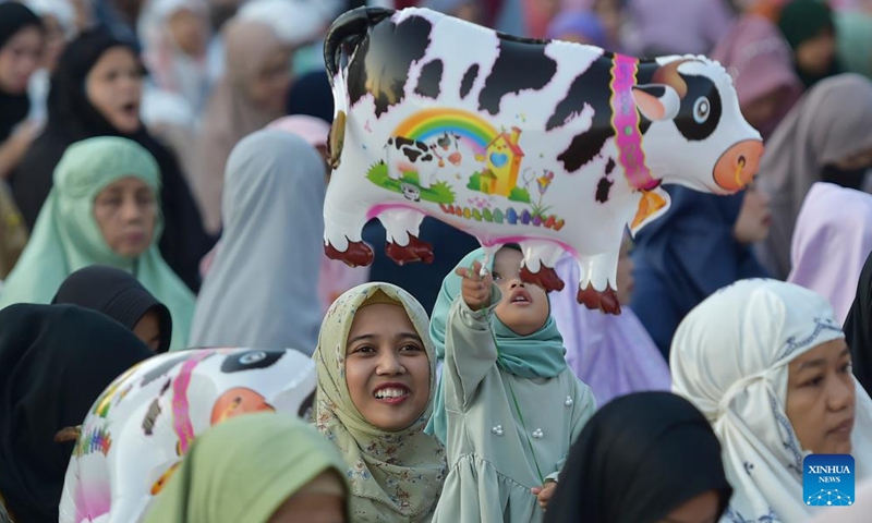 Indonesian muslim people gather on a road to perform Eid al-Adha prayers in Jakarta, Indonesia, on July 10, 2022.Photo:Xinhua