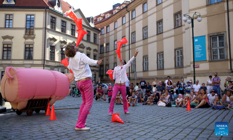 Two artists perform during the 14th Prague Street Theater Festival in Prague, the Czech Republic, July 19, 2022. The week-long festival, which saw more than 40 performances by artists from several countries, closed Tuesday in the Czech capital. (Photo by Dana Kesnerova/Xinhua)