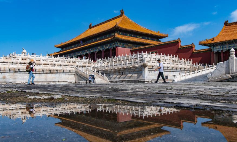 2022年7月13日，北京，雨后的水中倒映着故宫博物院的镜像。（图片：中新社/侯宇）
