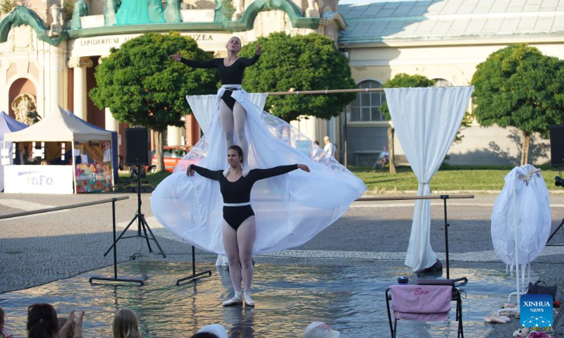 Two artists perform during the 14th Prague Street Theater Festival in Prague, the Czech Republic, July 19, 2022. The week-long festival, which saw more than 40 performances by artists from several countries, closed Tuesday in the Czech capital. (Photo by Dana Kesnerova/Xinhua)