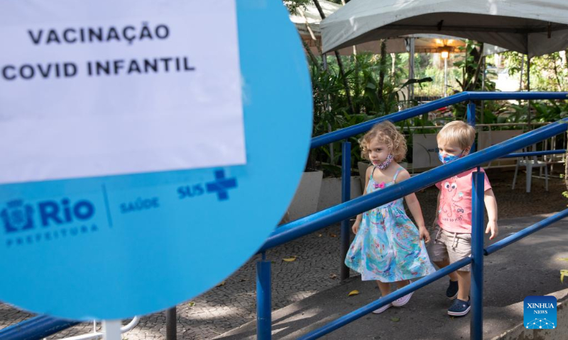 Children leave after receiving doses of CoronaVac vaccine developed by Chinese laboratory Sinovac at a vaccination site in Rio De Janeiro, Brazil, on July 16, 2022. (Xinhua/Wang Tiancong)