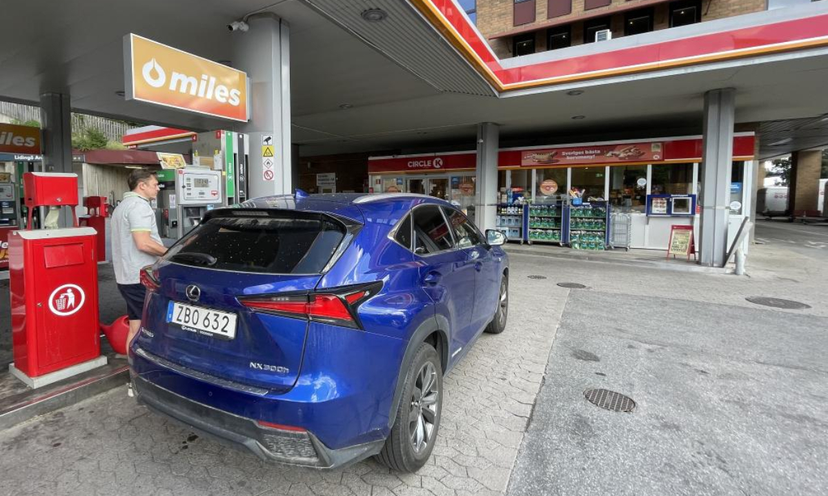 A man fuels a vehicle at a gas station in Stockholm, Sweden, on July 14, 2022. Photo:Xinhua