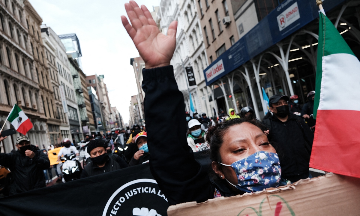 Hundreds of delivery workers, many of them immigrants, participate in a protest and march down Broadway to City Hall on April 21, 2021 in New York City. Photo: AFP