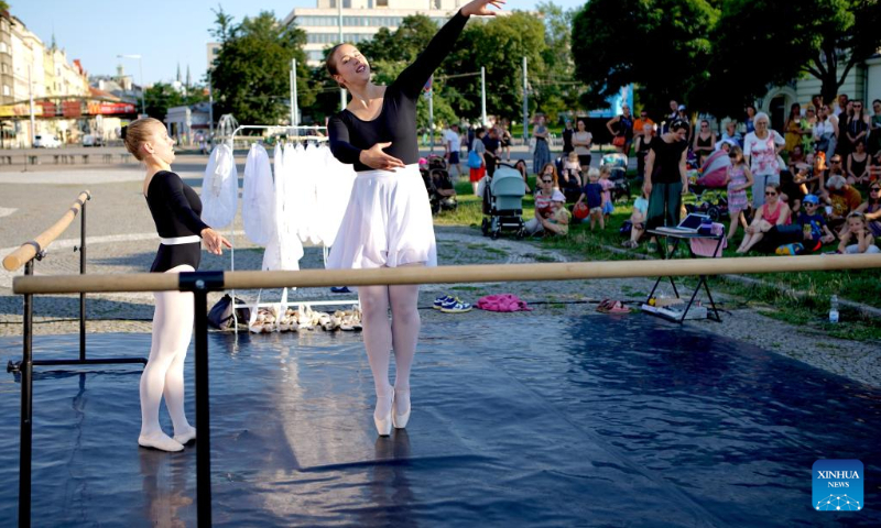 Two artists perform during the 14th Prague Street Theater Festival in Prague, the Czech Republic, July 19, 2022. The week-long festival, which saw more than 40 performances by artists from several countries, closed Tuesday in the Czech capital. (Photo by Dana Kesnerova/Xinhua)