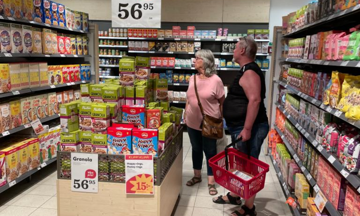 Customers shop at a supermarket in Stockholm, Sweden, on July 14, 2022. Photo:Xinhua