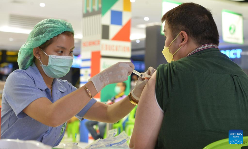 A man receives a dose of the COVID-19 vaccine in Bangkok, Thailand on July 19, 2022. (Xinhua/Rachen Sageamsak)