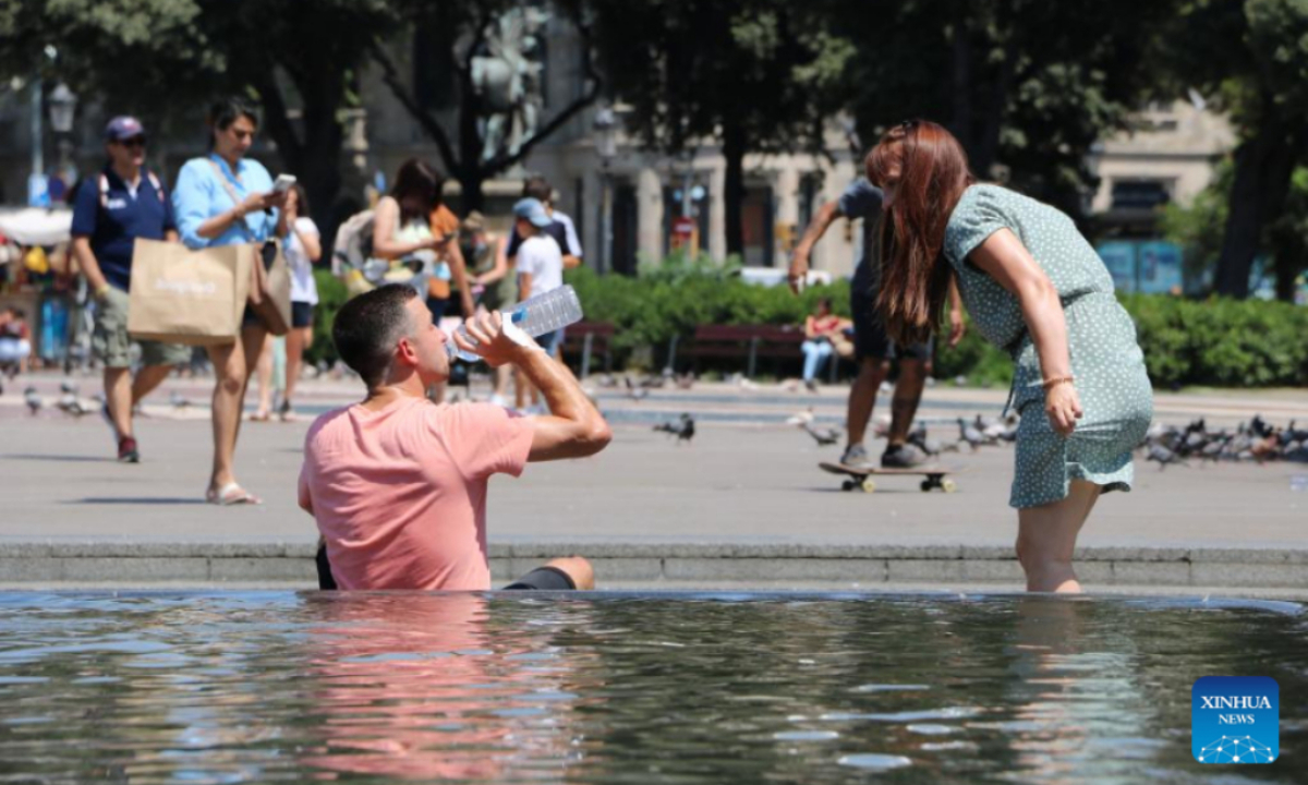 A man drinks water in Barcelona, Spain, July 15, 2022. Eighty-four people are known to have died from the heat wave that has struck Spain since July 10, the Carlos III Health Institute, which reports to the Spanish Ministry of Health, said on Friday. Photo:Xinhua