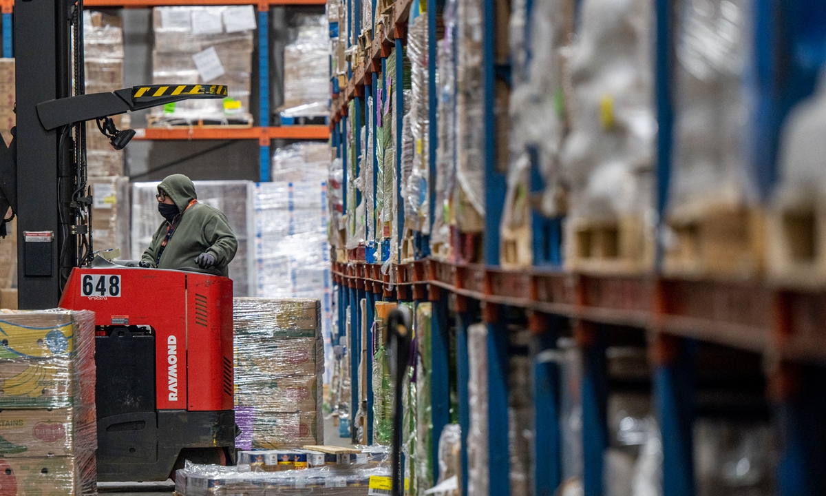 An employee organizes products at the Houston Food Bank facility on February 08, 2022 in Houston, Texas  Photo：VCG