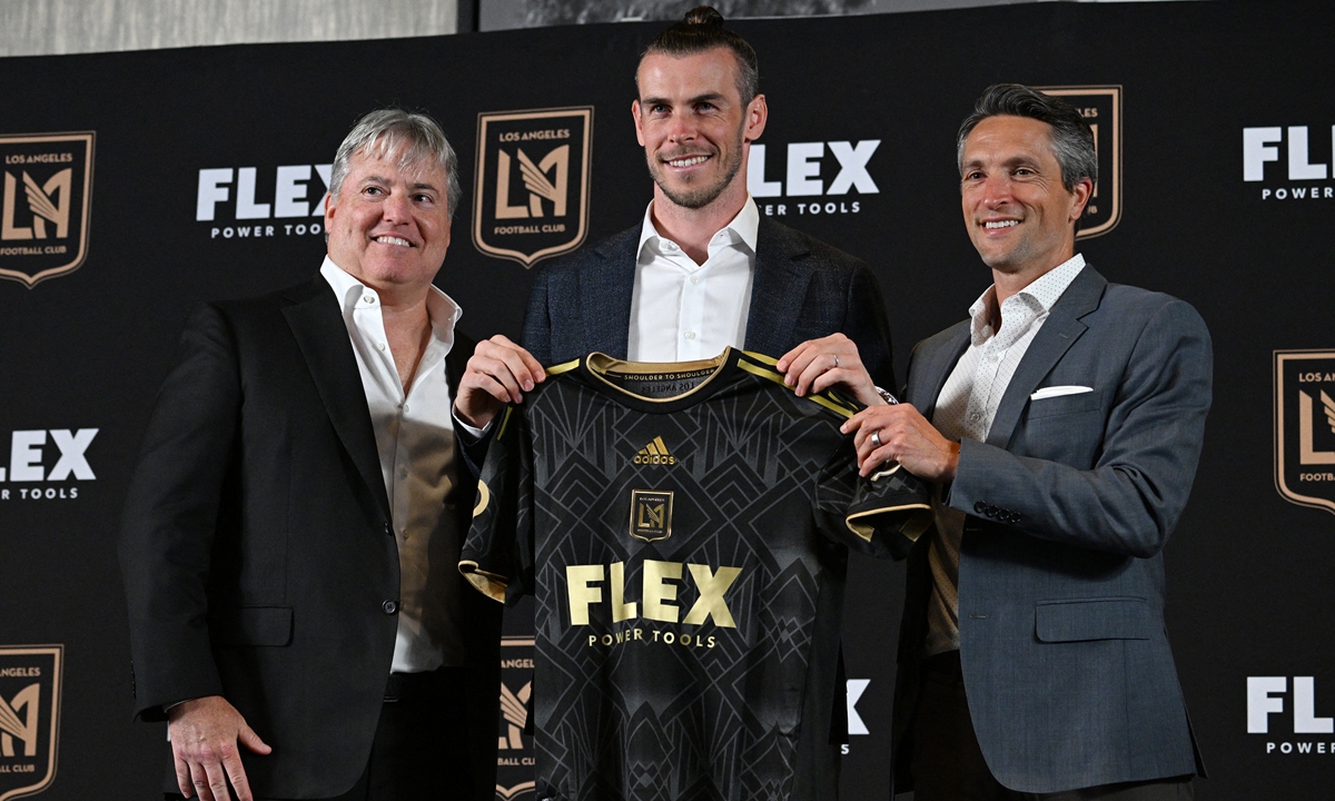 Welsh soccer player Gareth Bale (center) poses at a press conference at the Banc of California Stadium, in California on July 11, 2022. Photo: AFP