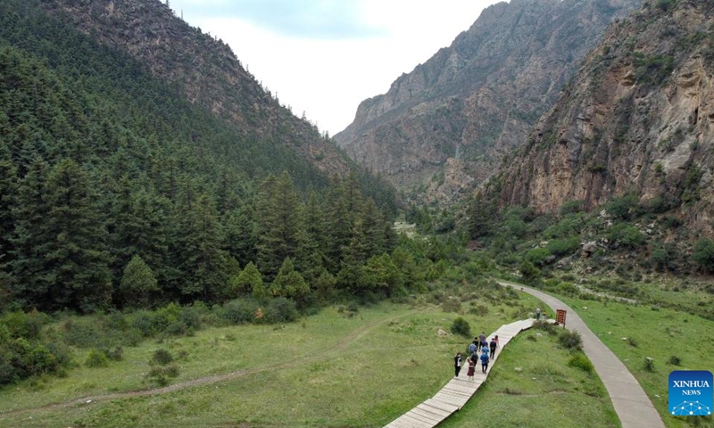 Aerial photo taken on July 11, 2022 shows tourists visiting the Helan Mountain National Nature Reserve in Araxan Left Banner, north China's Inner Mongolia Autonomous Region.(Photo: Xinhua)
