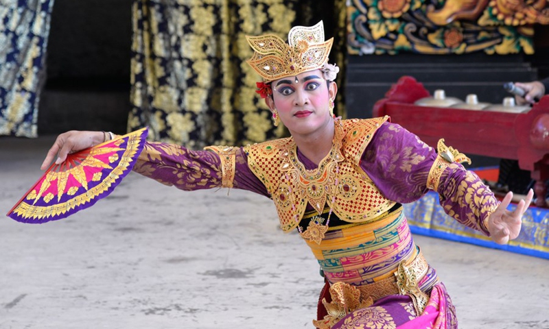 A dancer performs traditional Balinese dance in a cultural park in Bali, Indonesia, on July 10, 2022.(Photo: Xinhua)