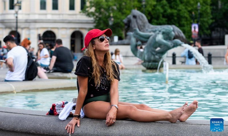 A woman keeps cool by the fountain at Trafalgar Square in London, Britain, July 11, 2022. London is currently experiencing a heatwave as temperature hit a high of 32 degrees Celsius in west London on Monday.(Photo: Xinhua)