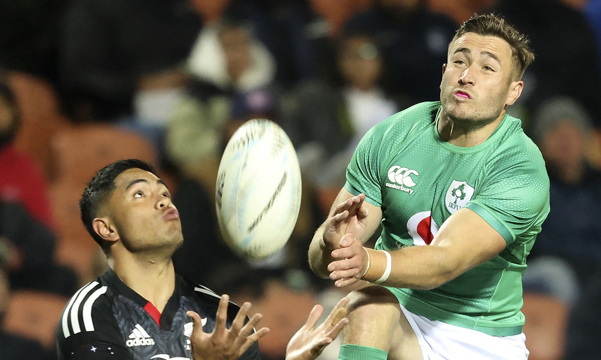 Josh Ioane (left) of the New Zealand Maori and Jordan Larmour of Ireland compete for the high ball during the rugby union match in Hamilton, New Zealand on June 29, 2022. Photo: AFP