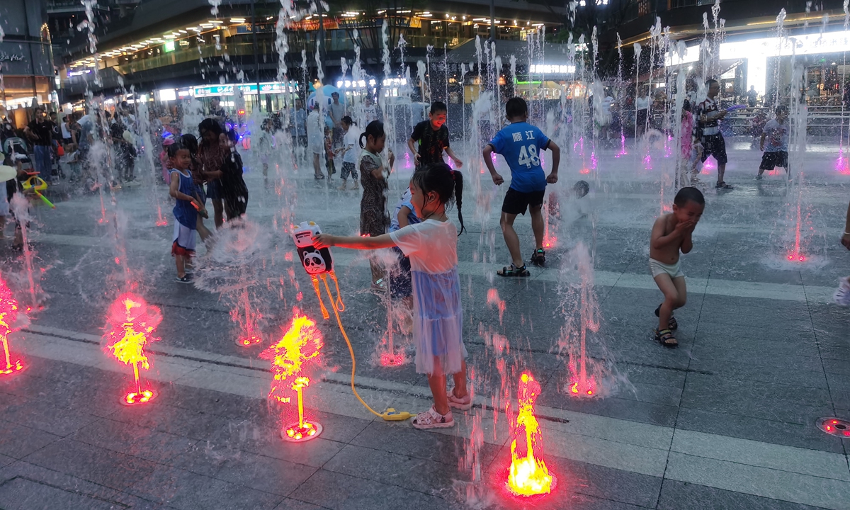 Children play on a fountain plaza in Chengdu, Southwest China's Sichuan Province, on the evening of July 9, 2022. Photo: IC