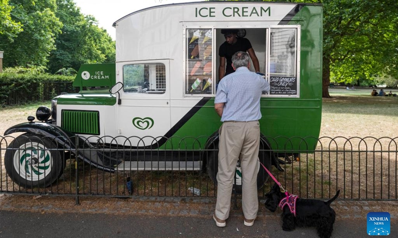 A man buys an ice cream in London, Britain, July 11, 2022. London is currently experiencing a heatwave as temperature hit a high of 32 degrees Celsius in west London on Monday.(Photo: Xinhua)