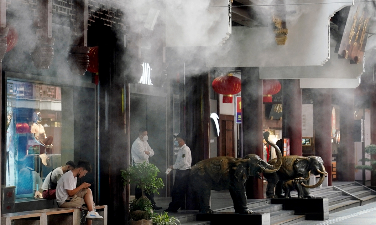Shops in Shanghai’s Yuyuan Garden use misty spray heat prevention devices on July 14, 2022. Shanghai has issued its highest alert for extreme heat for the third time this summer as sweltering temperatures repeatedly tested records this week.Photo: Xinhua