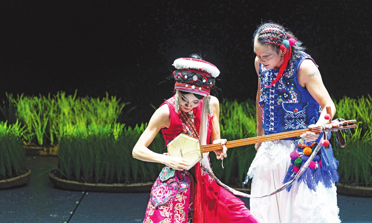 Dong Jilan (left) performs on stage with her partner. Photo: Courtesy of Dong Jilan