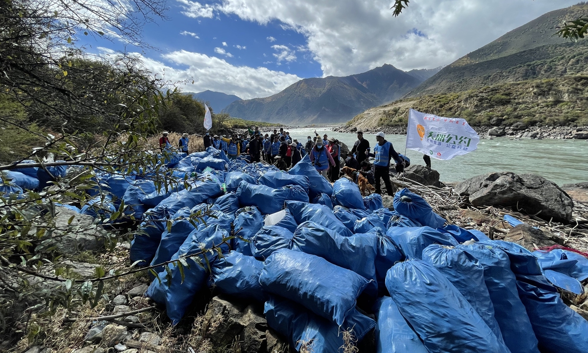  Volunteers clean the garbage along the Yarlung Zangbo River in 2021. Photo: Courtesy of Beautiful Travel 