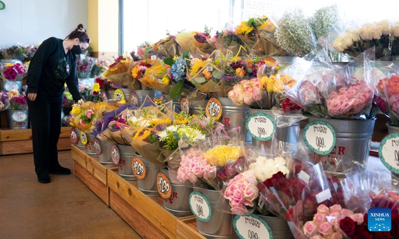 A customer selects flowers at a supermarket in Millbrae, California, the United States, July 13, 2022. U.S. consumer price index (CPI), a broad measure of everyday goods and services, soared 9.1 percent in June from a year ago, marking the largest 12-month increase since the period ending November 1981, the Labor Department reported Wednesday.(Photo: Xinhua)