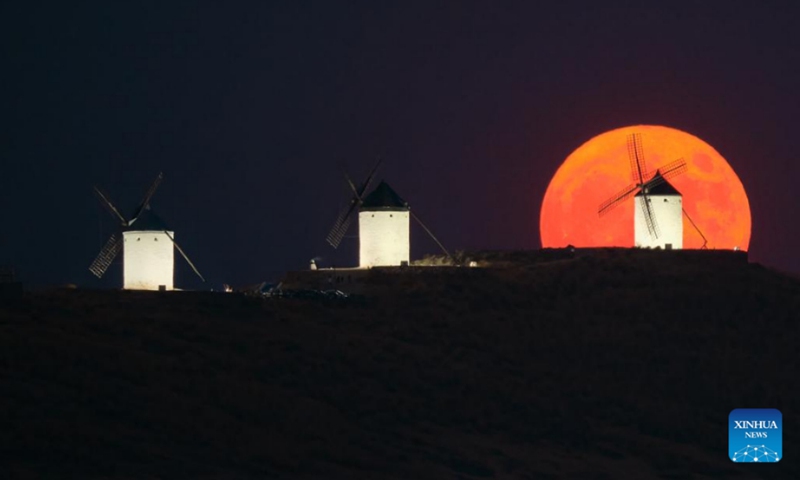 Photo taken on July 13, 2022 shows a supermoon and windmills in Consuegra, Spain.(Photo: Xinhua)