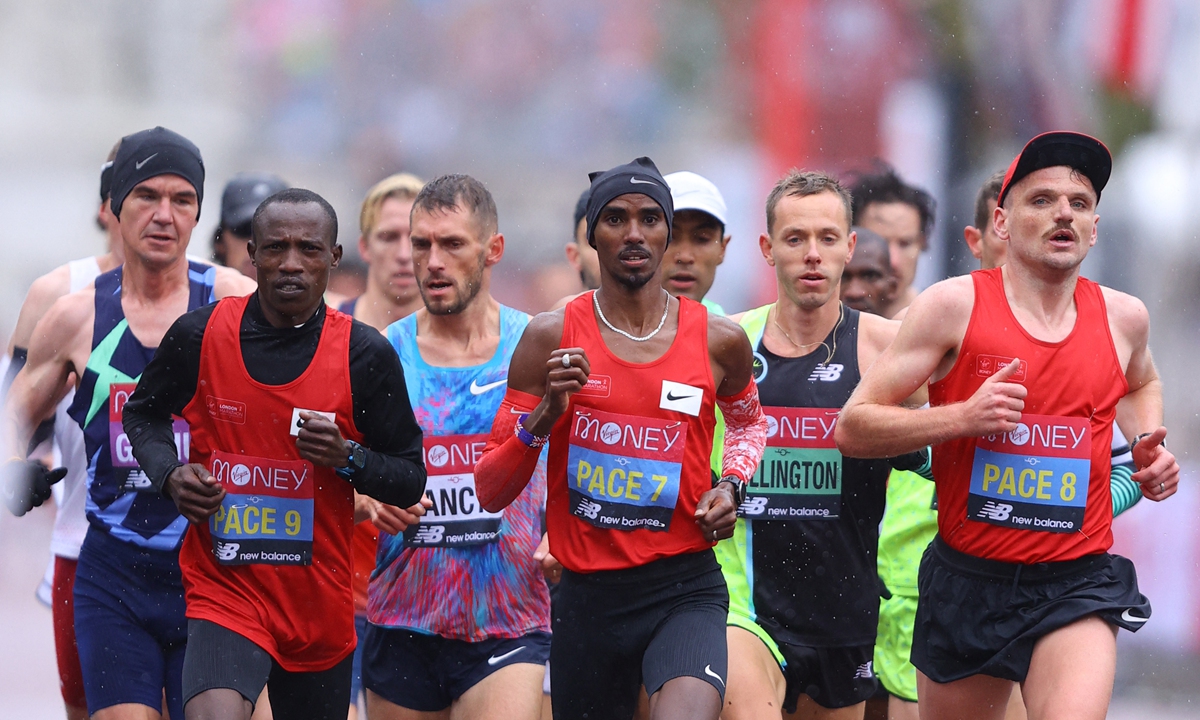 Pacemaker, Britain's Mo Farah (center) runs in the elite men's race of the 2020 London Marathon in central London on October 4, 2020. Photo: AFP