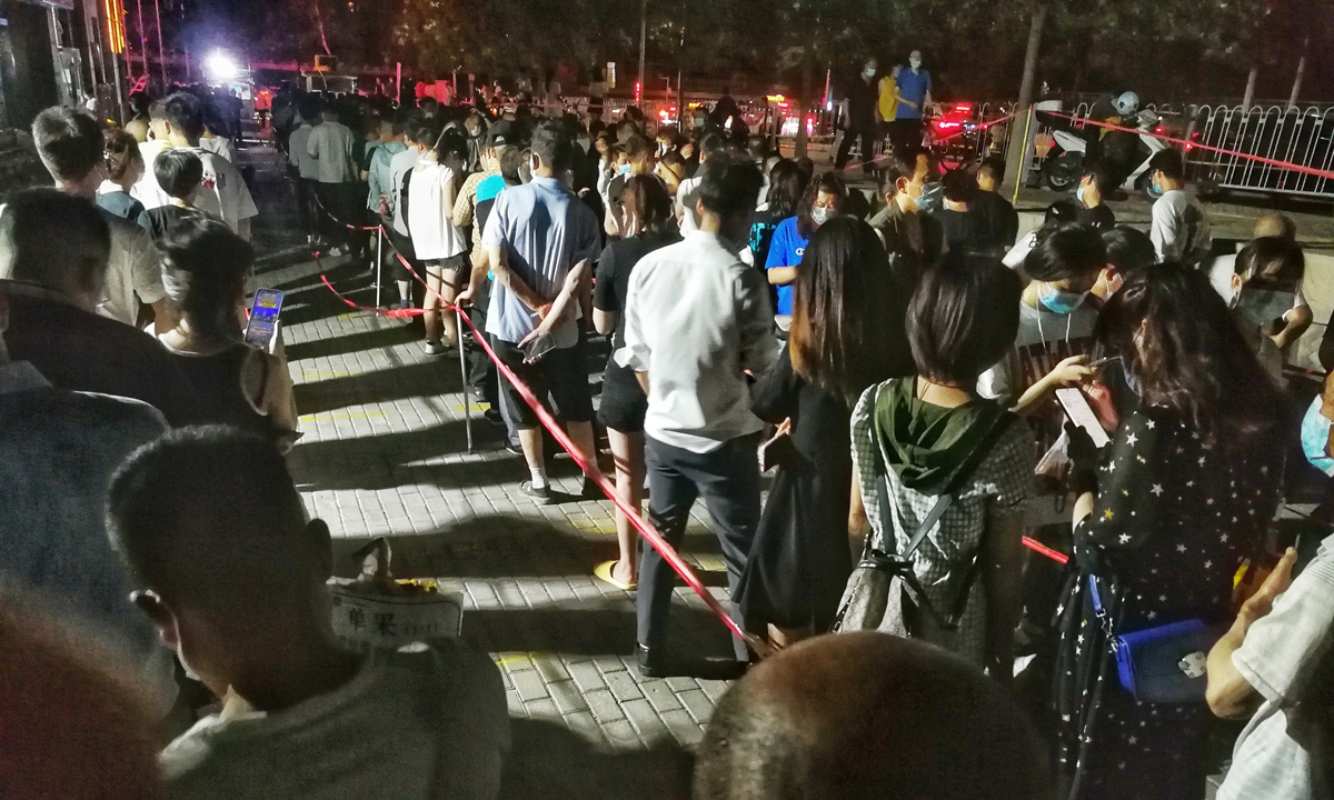 Residents from Lanzhou city in Northwest China's Gansu Province queue up to take nucleic acid tests on July 8, 2022. Photo: IC