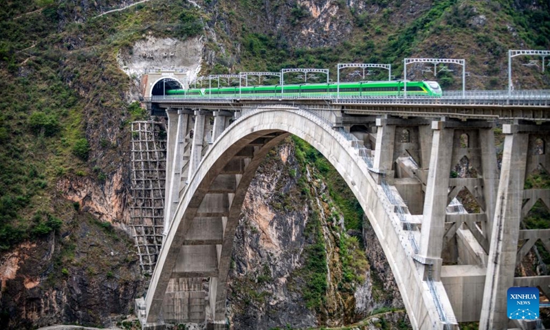 A bullet train runs for trial on the Lancang River super major bridge along the Dali-Baoshan section of Dali-Ruili Railway in southwest China's Yunnan Province, July 19, 2022. The Dali-Baoshan section of Dali-Ruili Railway will soon be put into operation, putting an end to Baoshan's status as a place with no rail links.(Photo: Xinhua)
