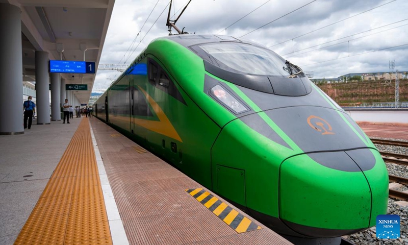 A bullet train stops at the Yongping County Railway Station along the Dali-Baoshan section of Dali-Ruili Railway in southwest China's Yunnan Province, July 19, 2022. The Dali-Baoshan section of Dali-Ruili Railway will soon be put into operation, putting an end to Baoshan's status as a place with no rail links.(Photo: Xinhua)