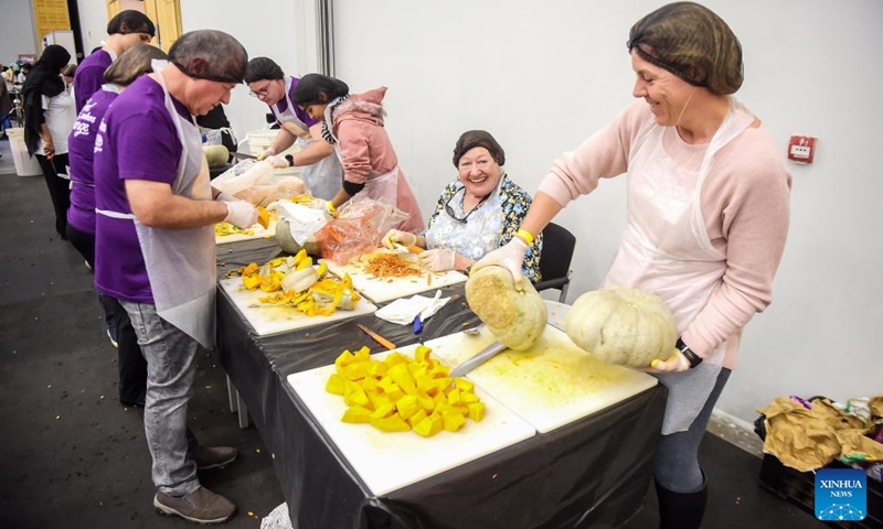 Volunteers prepare food for charity to mark International Nelson Mandela Day in Cape Town, South Africa, on July 18, 2022.(Photo: Xinhua)
