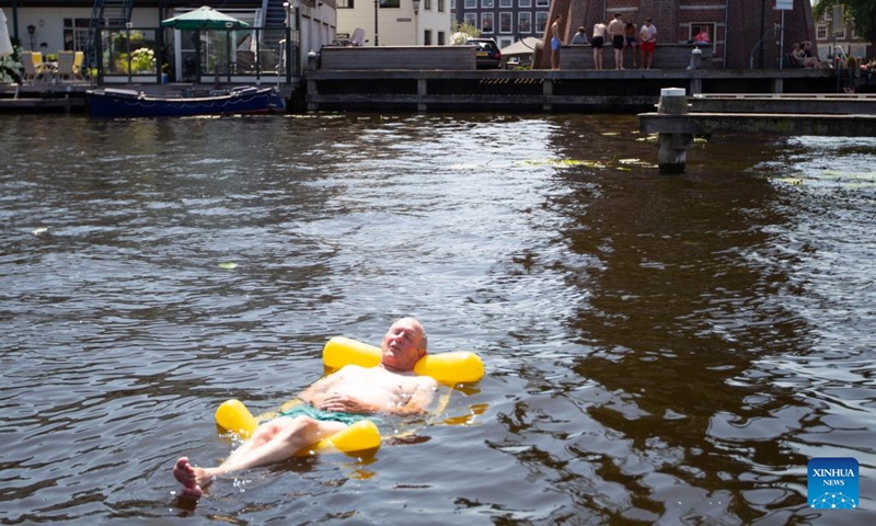 A man cools off in the water during a heatwave in Haarlem, the Netherlands, on July 19, 2022. The heatwave swept across the Netherlands on Tuesday, one of the hottest days since the Dutch measurements started in 1901.(Photo: Xinhua)