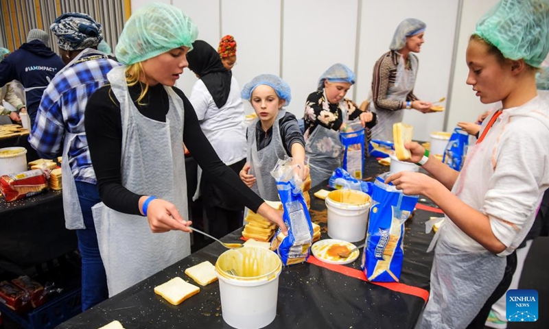 Volunteers prepare food for charity to mark International Nelson Mandela Day in Cape Town, South Africa, on July 18, 2022.(Photo: Xinhua)