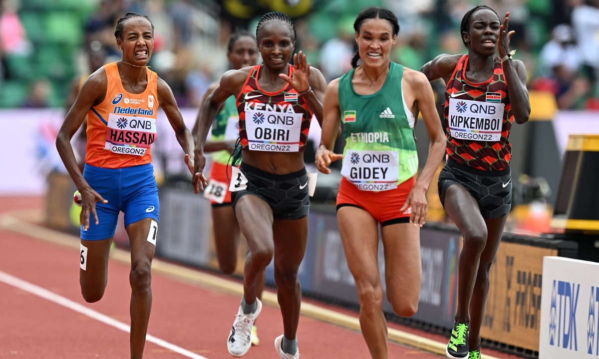 Ethiopia's Letesenbet Gidey (second right) crosses the finish line in the women's 10,000-meter final during the World Athletics Championships in Oregon, the US on July 16, 2022. Photo: AFP