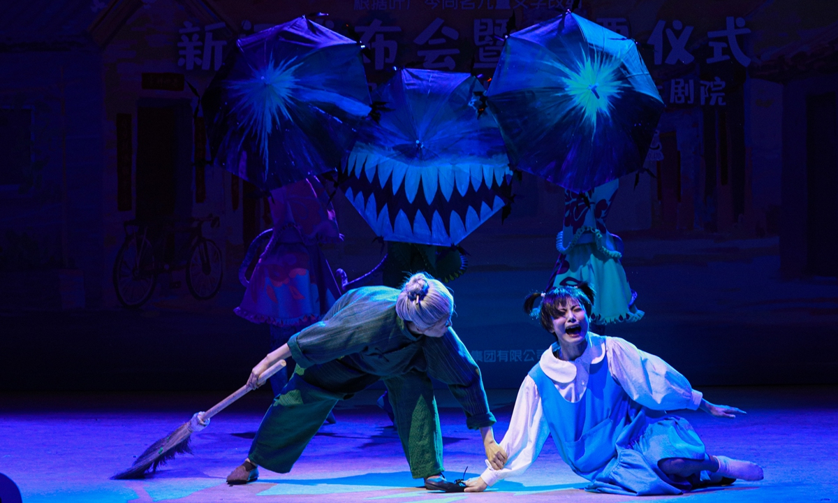 A children's stage play adaptated from the high-rated book named Sanya the cat's rooftop adventure by the Beijing-born author Ye Guangling will be on stage on August 4 at the Beijing Nationality Culture Palace Theatre. Photo: Courtesy of Beijing Children's Art Theatre