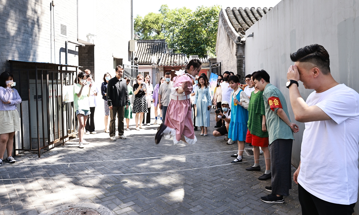 The press conference of children's stage play adaptated from the high-rated book named Sanya the cat's rooftop adventure by the Beijing-born author Ye Guangling on July 14. The play will be on stage on August 4 at the Beijing Nationality Culture Palace Theatre. Photo: Courtesy of Beijing Children's Art Theatre