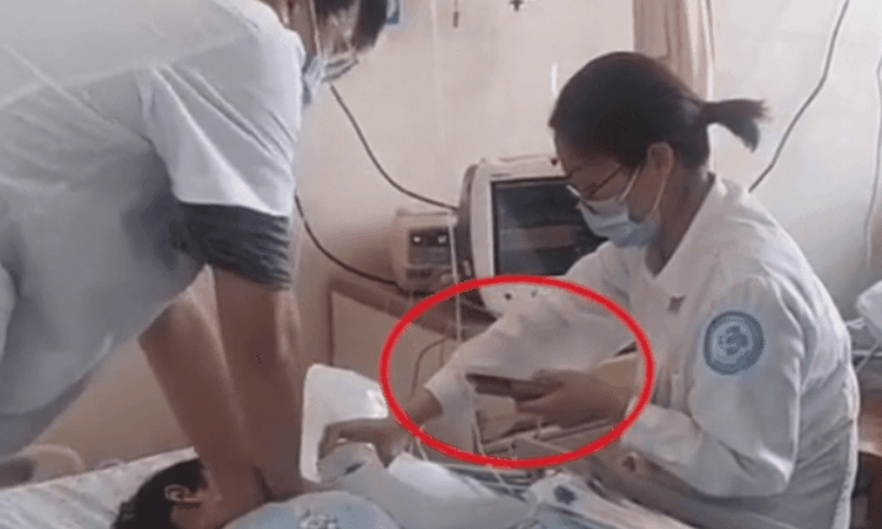 Screenshot of the nurse looking at her mobile phone while rescuing a patient from Sohu.com
