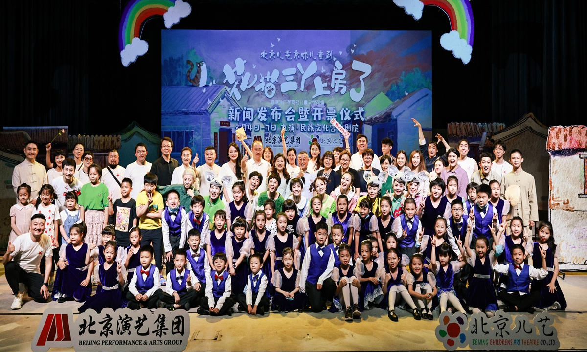 A children's stage play adaptated from the high-rated book named Sanya the cat's rooftop adventure by the Beijing-born author Ye Guangling will be on stage on August 4 at the Beijing Nationality Culture Palace Theatre. Photo: Courtesy of Beijing Children's Art Theatre