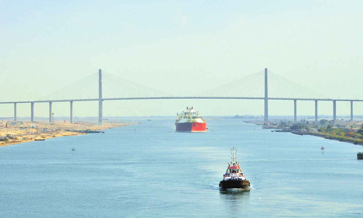 LNG ships sailing in Suez Canal Photo: VCG