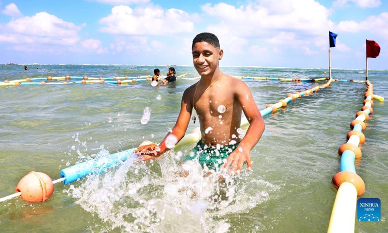 A visually-impaired man swims at the Mandara beach in Alexandria, Egypt, on July 11, 2022.Photo:Xinhua