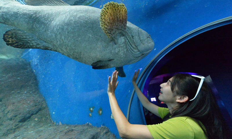 A tourist visits Underwater World Pattaya in Chonburi province, Thailand, on July 16, 2022.Photo:Xinhua