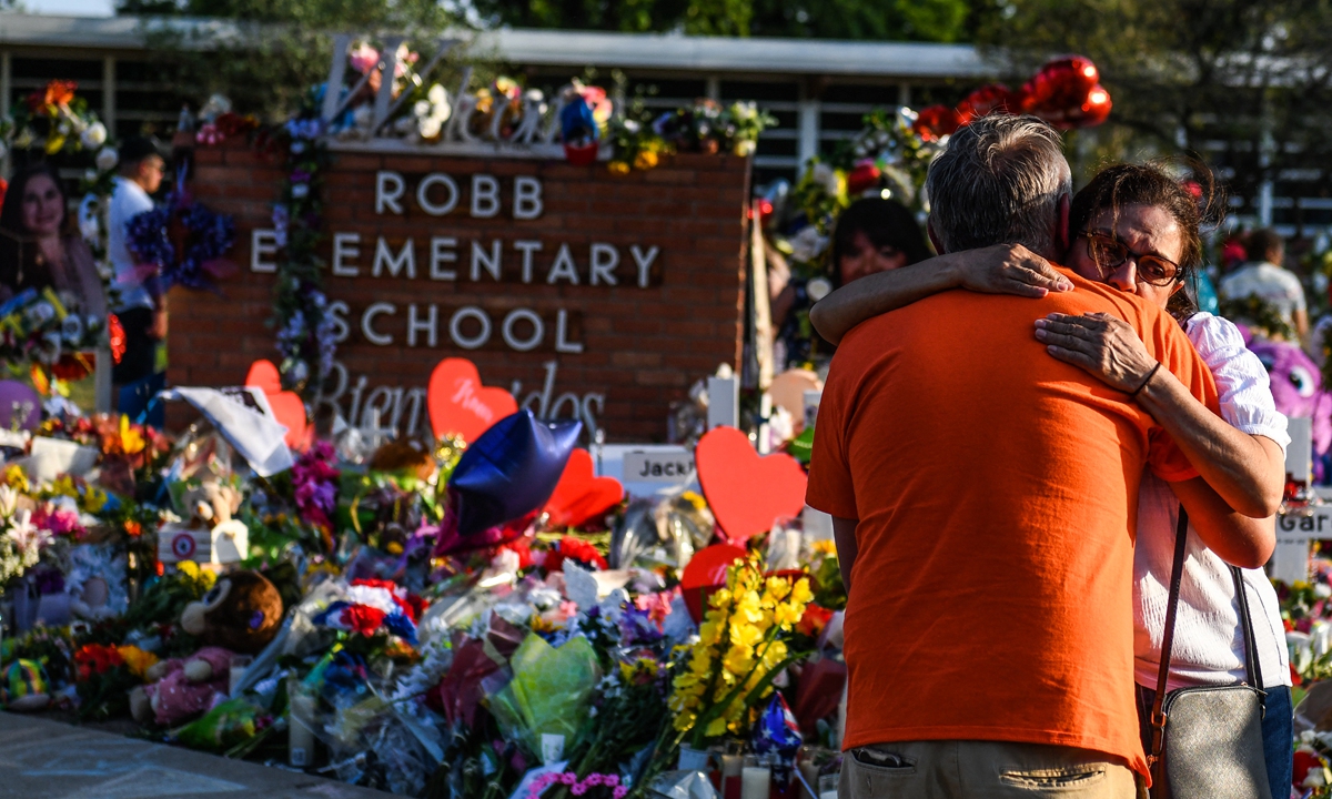 A woman cries at a makeshift memorial at Robb Elementary School in Uvalde, Texas, on May 30, 2022.Photo:AFP