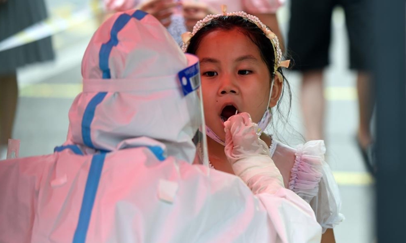 A medical worker takes a swab sample from a citizen for nucleic acid testing in Bengshan District of Bengbu City, east China's Anhui Province, July 16, 2022.Photo:Xinhua