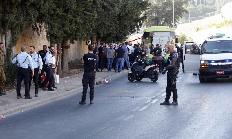 Israeli security and emergency service staff deployed at the site of a stabbing attack near the Israeli settlement of Ramot in East Jerusalem, on July 19, 2022.(Photo: Xinhua)