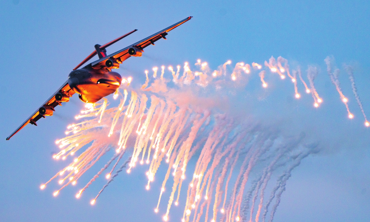 A Y-20 aircraft affiliated with a regiment attached to the PLA Central Theater Command Air Force releases flares during a training exercise. Photo: Zhang Meng