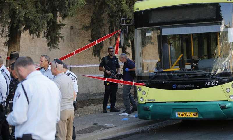 Israeli security and emergency service staff deployed at the site of a stabbing attack near the Israeli settlement of Ramot in East Jerusalem, on July 19, 2022.(Photo: Xinhua)