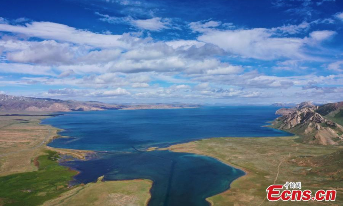 Summer scenery of Dongge Cuona Lake as pure as a sapphire in Maduo county, Golog Tibetan Autonomous Prefecture, northwest China's Qinghai Province. Photo:China News Service