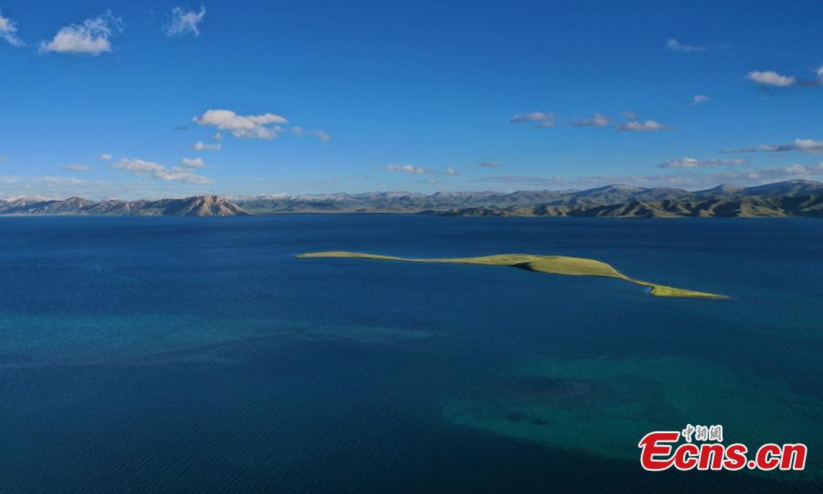 Summer scenery of Dongge Cuona Lake as pure as a sapphire in Maduo county, Golog Tibetan Autonomous Prefecture, northwest China's Qinghai Province. Photo:China News Service